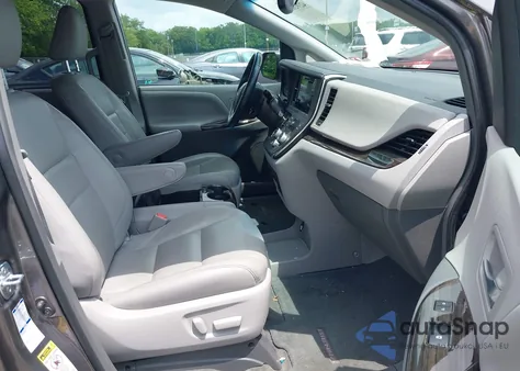 2017 Toyota Sienna Xle 7 Passenger z USA, uszkodzony, nr VIN 5TDDZ3DC3HS186879